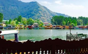 New Sea Palace Houseboats